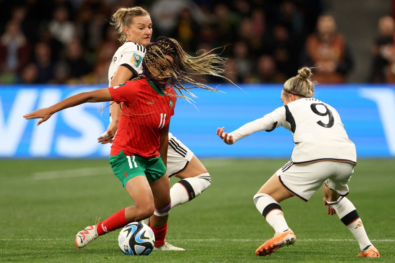 Fatima Tagnaout de Marruecos compite por el balón con Svenja Huth de Alemania, a la derecha, durante el partido de fútbol del Grupo H de la Copa Mundial Femenina entre Alemania y Marruecos en Melbourne, Australia, el lunes 24 de julio de 2023. (Foto AP/Hamish Blair)