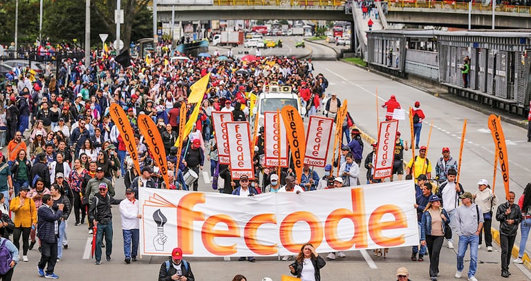  La Federación Colombiana de Trabajadores de la Educación (Fecode) está en paro indefinido. Les exige al Congreso y al Ministerio de Educación que modifiquen el proyecto de ley estatutaria de la educación.