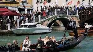 Protestas contra la introducción de la tarifa turística y de registro para visitar la ciudad de Venecia para excursionistas introducida por el municipio de Venecia en una medida para preservar la ciudad lagunar a menudo repleta de turistas en Venecia, Italia, el 25 de abril de 2024.