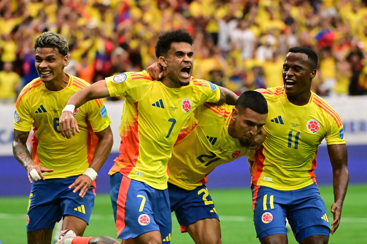 HOUSTON, TEXAS - JUNE 24: Daniel Muñoz of Colombia celebrates with teammate Luis Diaz after scoring the team's first goal during the CONMEBOL Copa America 2024 Group D match between Colombia and Paraguay at NRG Stadium on June 24, 2024 in Houston, Texas. (Photo by Logan Riely/Getty Images)