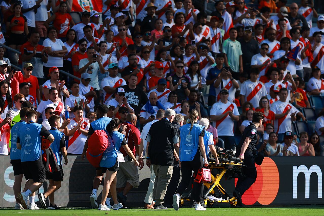 El árbitro asistente Humberto Panjoj se desplomó en el partido Perú vs Canadá por Copa América.