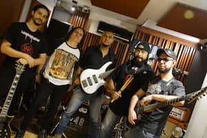 De izquierda a derecha, la formación actual de Legend Maker, integrada por Álvaro Duque (guitarra), Luisfer Caballero (tecladista), Rod Becerra (bajista), Giovanni Arce (baterista) y Santiago Mendoza (guitarra). Y en la voz, Will Rivera.
