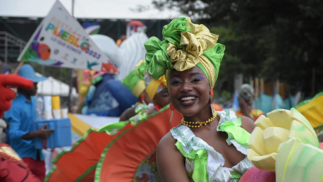 Feria de Cali 2023 desfile La Fiesta de Mi Pueblo. Este desfile reúne la tradiciones, fiestas y bales de cada municipio del Valle del Cauca.