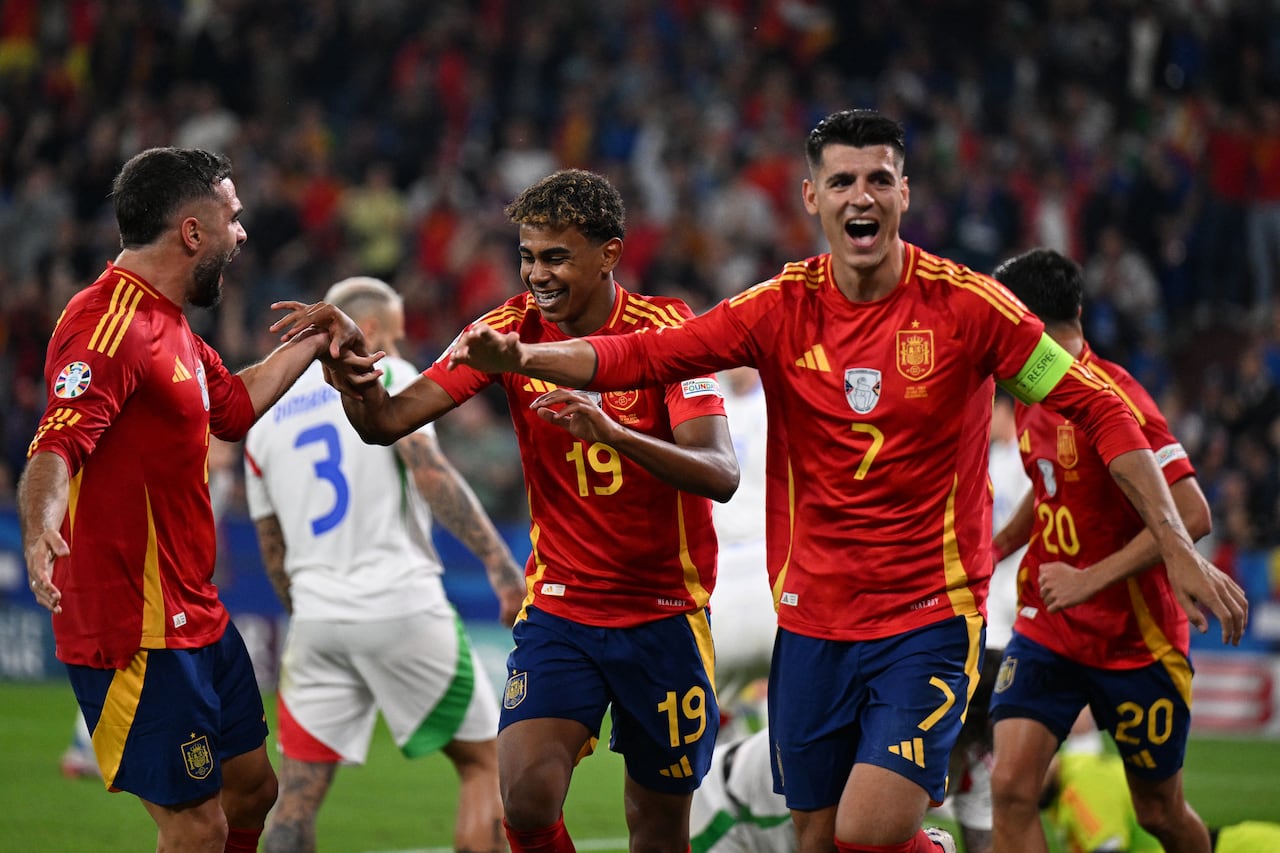 La selección española celebra su victoria en este encuentro.