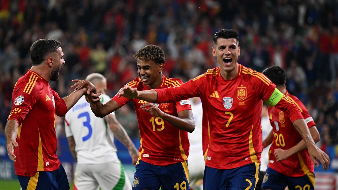 La selección española celebra su victoria en este encuentro.