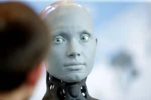 El robot con forma humana Ameca de la fabricación británica Engineered Arts interactúa con los visitantes el 6 de julio de 2023 en Ginebra, Suiza. Unos 3.000 expertos mundiales de las grandes empresas tecnológicas, educativas y de organizaciones internacionales se reunirán en una cumbre de dos días en Ginebra organizada por las Naciones Unidas para discutir la inteligencia artificial y su potencial para empoderar a la humanidad.