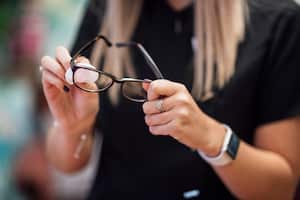 Las gafas rayadas pueden dificultar la visión.