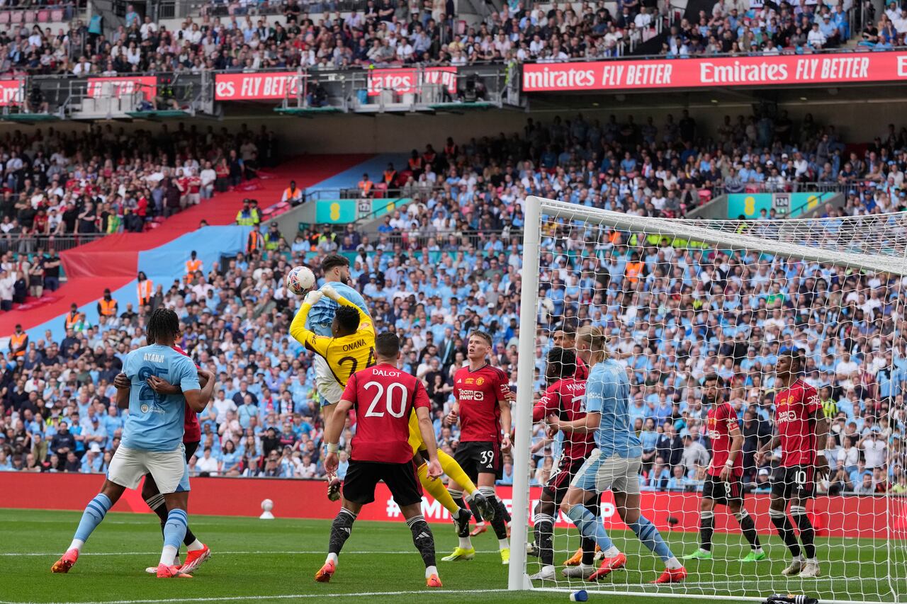 El portero del Manchester United, Andre Onana, tercero a la derecha, despeja el balón frente a Josko Gvardiol del Manchester City durante el partido de fútbol final de la Copa FA inglesa entre Manchester City y Manchester United en el estadio de Wembley en Londres, el sábado 25 de mayo de 2024. (Foto AP/Kin Cheung)