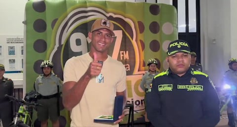 Policía devolvió a Carlos Henao, jugador del Atlético Bucaramanga, la medalla que fue robada por un hincha en plena celebración.