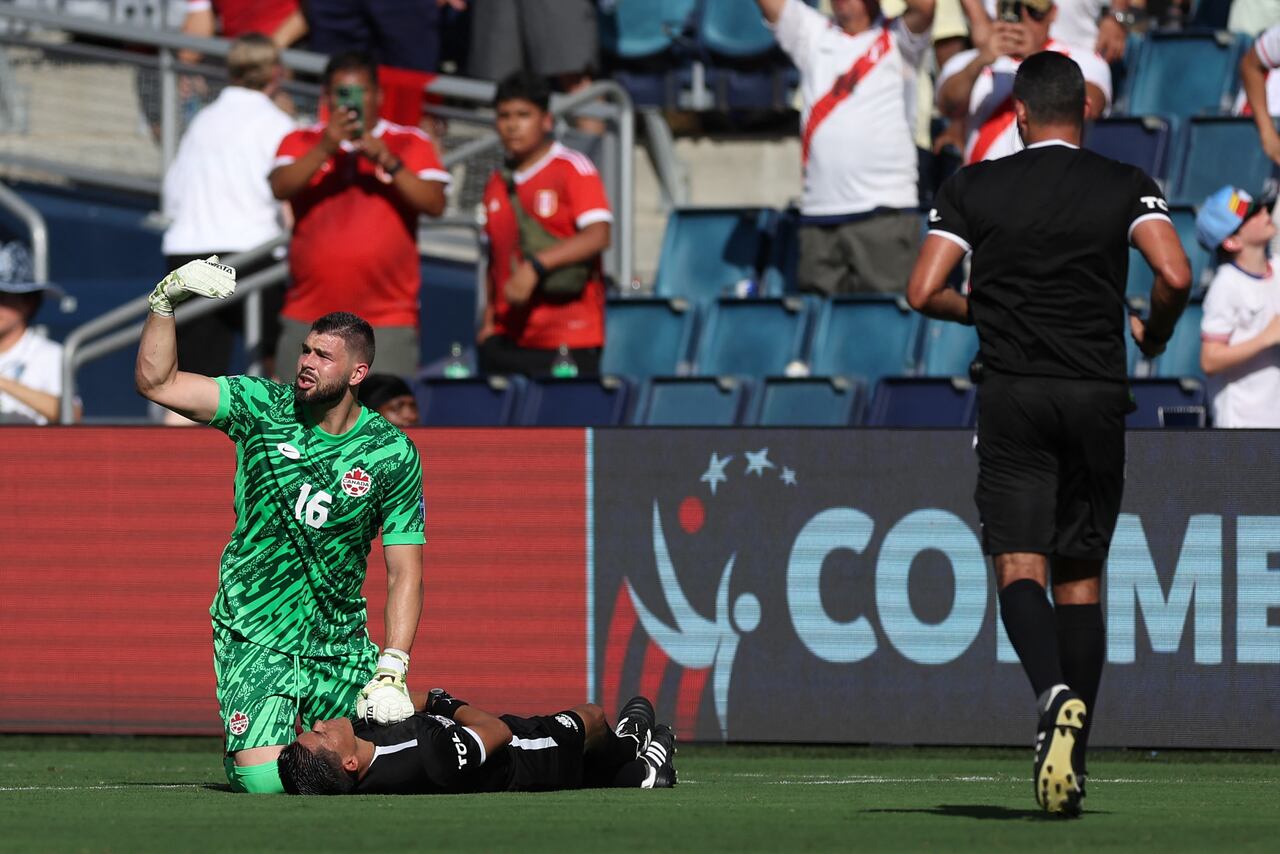 El árbitro asistente Humberto Panjoj se desplomó en el partido Perú vs Canadá por Copa América.