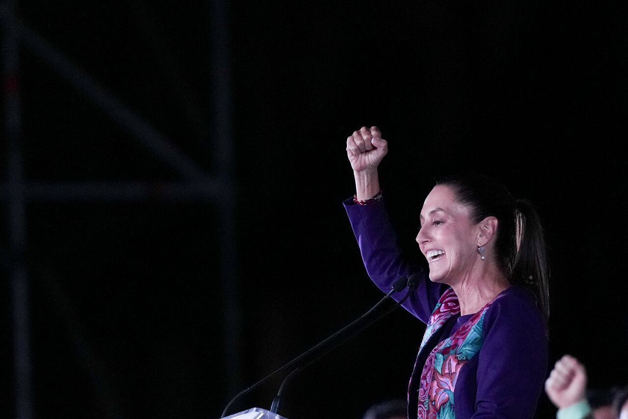 La presidenta electa Claudia Sheinbaum se dirige a sus partidarios en el Zócalo, la plaza principal de la Ciudad de México, luego de que el Instituto Nacional Electoral anunciara que tenía una ventaja irreversible en las elecciones, la madrugada del lunes 3 de junio de 2024.