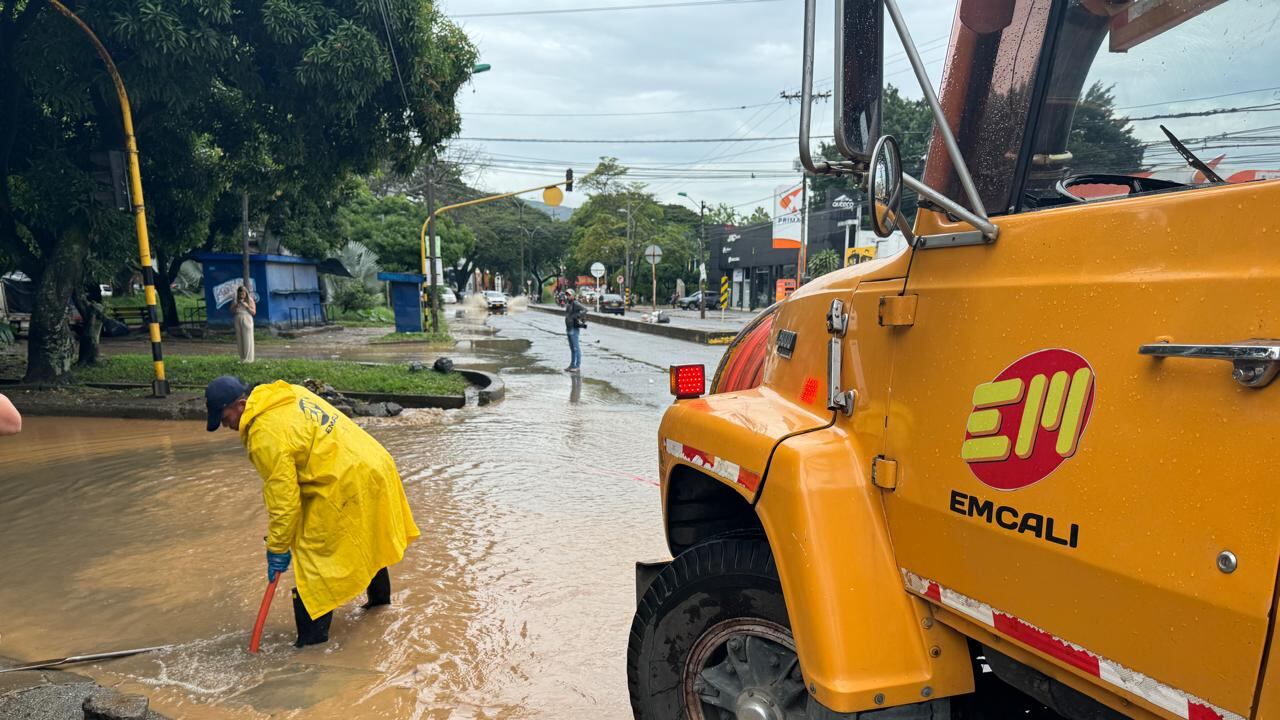 Las Empresas Municipales de Cali atienden la emergencia causada por las inundaciones en el norte de Cali este 22 de mayo.