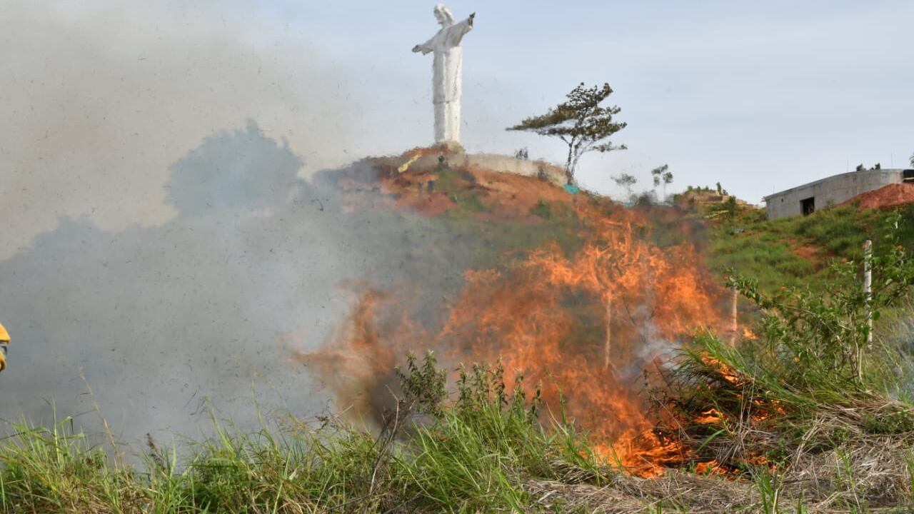 La semana pasada hubo dos incendios forestales en la ciudad, uno en el cerro de La Bandera y otro en el cerro de Cristo Rey, las autoridades indicaron que ambos fueron provocados por personas.