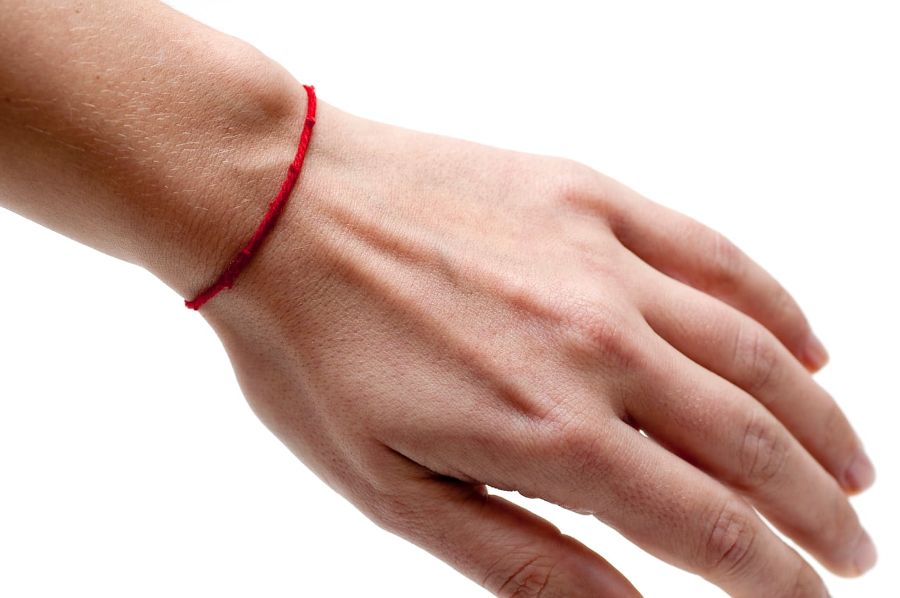 El uso continuo de pulseras rojas no solo refleja un estilo personal, sino también una conexión con tradiciones ancestrales.
