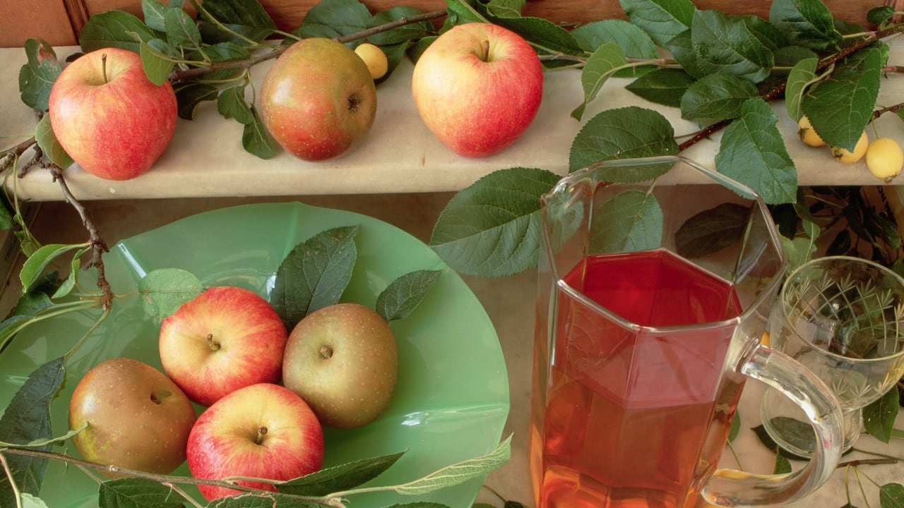 El jugo de manzana cuenta con múltiples beneficios para la salud a nivel interno y externo.