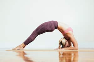Conozca algunos ejercicios de yoga que le pueden ayudar a bajar la grasa abdominal.