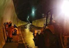 Operarios de Invías trabajan desde la noche anterior para restablecer el paso en la vía Alto de la Línea, entre Calarcá y Cajamarca. Foto Especial para El País