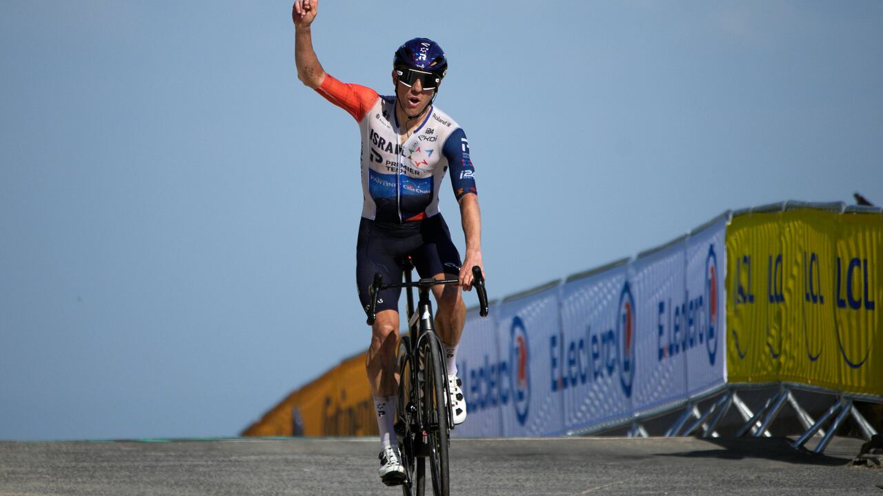 El canadiense Michael Woods se acerca a la línea de meta para ganar la novena etapa de la carrera ciclista del Tour de Francia de más de 182,5 kilómetros (113,5 millas) con inicio en Saint-Leonard-de-Noblat y final en Puy de Dome, Francia, el domingo 9 de julio de 2023. (Foto AP/Daniel Cole)