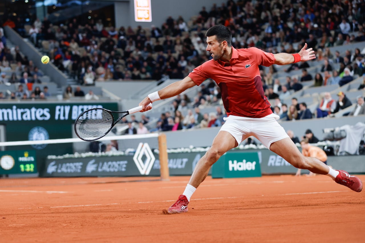 El serbio Novak Djokovic juega contra el español Roberto Carballés Baena durante su partido de segunda ronda del Abierto de Francia en el estadio Roland Garros de París, el jueves 30 de mayo de 2024. (Foto AP/Jean-Francois Badias)