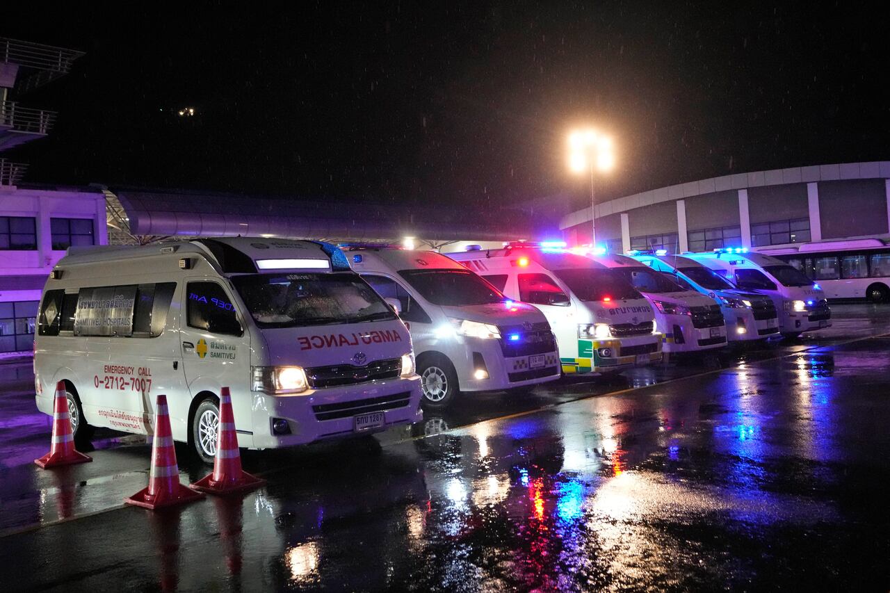 Ambulancias esperan para trasladar a los pasajeros de un vuelo Londres-Singapur que sufrió fuertes turbulencias, en Bangkok, Tailandia, el martes 21 de mayo.