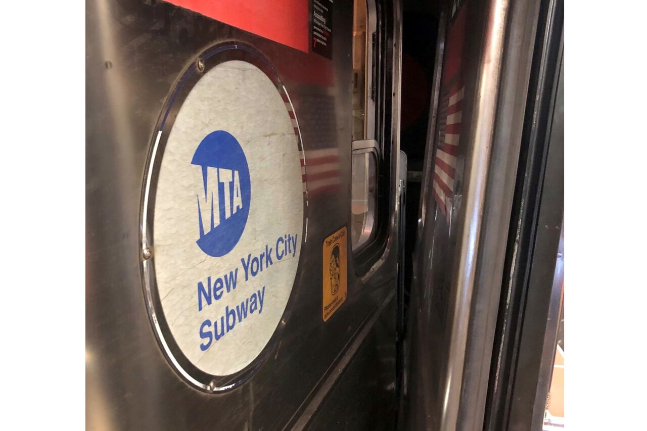 Un tren del metro de la ciudad de Nueva York descarriló el jueves después de ser chocado lateralmente por otro tren