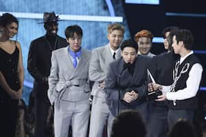 J-Hope, V, RM, Jimin, Suga y Jungkook de la banda surcoreana BTS aceptan el premio al Artista del Año en el escenario durante los American Music Awards 2021 en Los Ángeles.