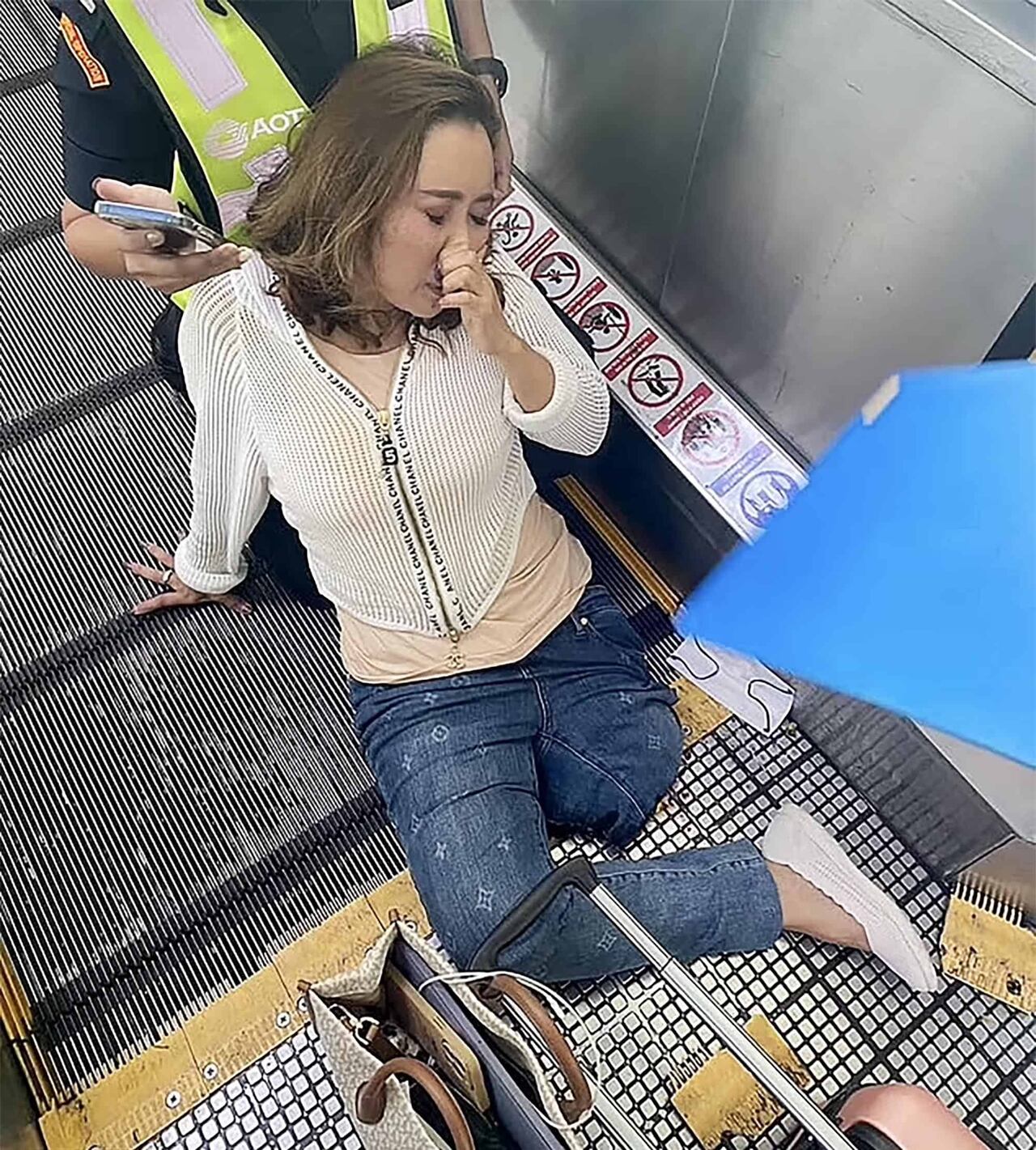 Mujer atrapada en banda transportadora en aeropuerto de Bangkok