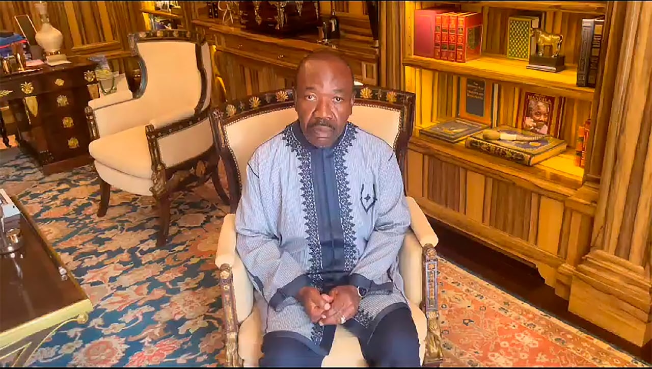Este video muestra al presidente de Gabón, Ali Bongo Ondimba, sentado en su residencia en Libreville, Gabón, el miércoles 30 de agosto de 2023. Soldados amotinados, hablando en la televisión estatal, anunciaron que habían tomado el poder y estaban anulando los resultados de una elección presidencial que iba a extender el poder de 55 años de la familia Bongo.