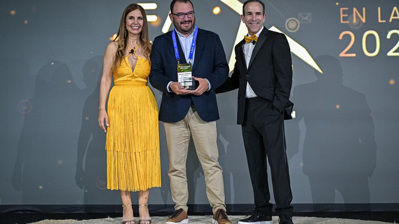 Julio César Ortiz, gerente de medios de pago y alianzas y líder del proyecto Touch Card del Banco de Occidente, fue el encargado de recibir el oro en el premio  a los Innovadores Financieros de las Américas, en la categoría de Experiencia al Cliente.