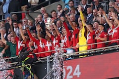 Los jugadores del Manchester United celebran con el trofeo después de ganar la final de la Copa FA inglesa entre Manchester City y Manchester United en el estadio de Wembley en Londres, el sábado 25 de mayo de 2024. (Foto AP/Ian Walton)