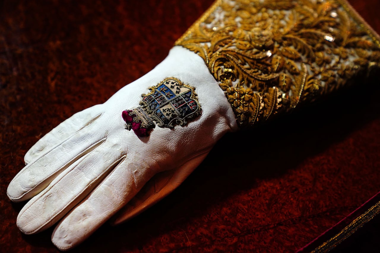 El Guantelete de la Coronación, que forma parte de las Vestimentas de la Coronación, se exhibe en el Salón del Trono del Palacio de Buckingham en Londres el 26 de abril de 2023.