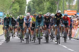 El pelotón cruza la línea de meta durante la quinta etapa de la 76.a edición de la carrera ciclista Criterium du Dauphine, 167 km entre Amplepuis y Saint-Priest, en el centro de Francia, el 6 de junio de 2024. Una gran franja del pelotón en el Criterium du Dauphine Cayó en un choque gigante el 6 de junio de 2024, varias ambulancias atendieron a los heridos y los organizadores de la carrera cancelaron la carrera del día.
