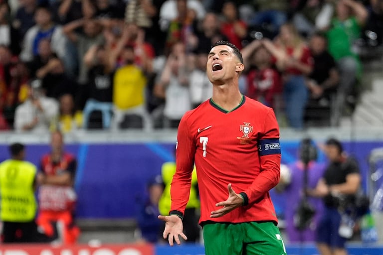 Momento en que Cristiano Ronaldo falla el penal que le daría la victoria parcial a Portugal.