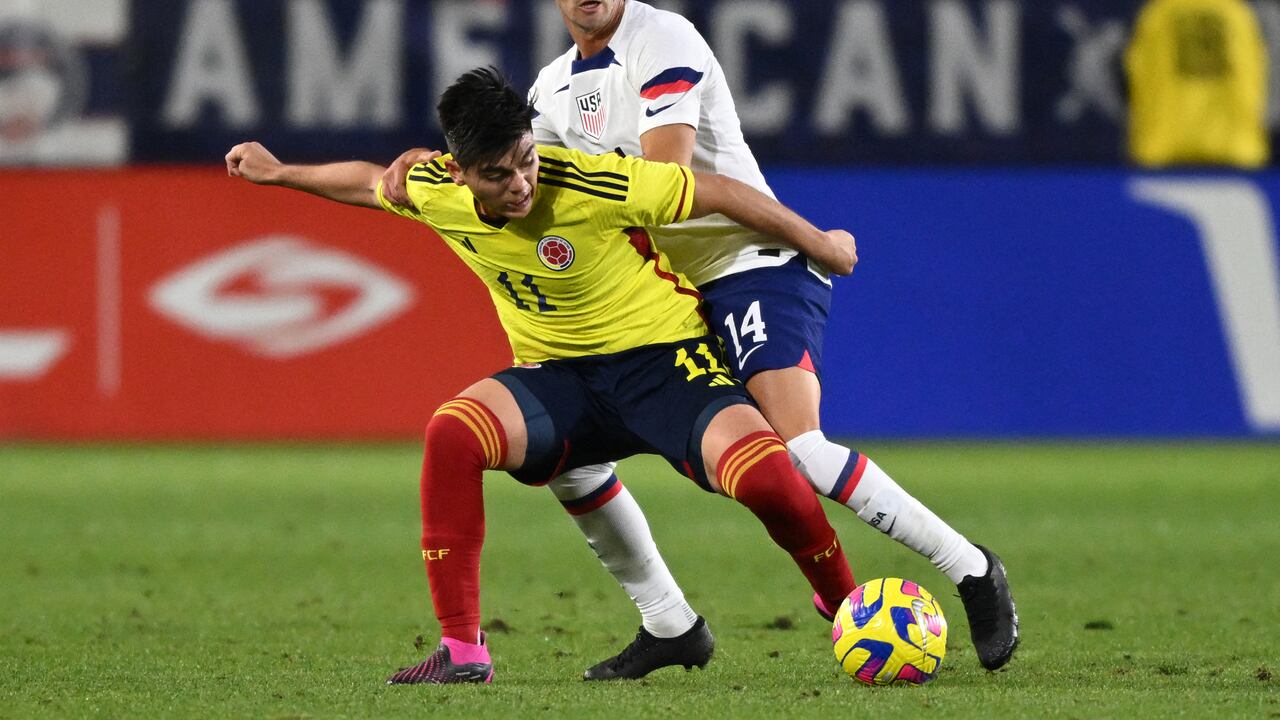 Colombia's midfielder Daniel Ruiz (L) and USA's midfielder Alan Sonora vie for the ball during the international friendly football match between the USA and Colombia at the Dignity Health Sports Park in Carson, California, on January 28, 2023. (Photo by Patrick T. FALLON / AFP)