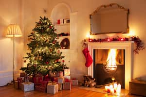 Los misterios y el simbolismo detrás del árbol de Navidad, adornado cada diciembre, son desentrañados en este análisis, revelando su poderoso mensaje de esperanza.
