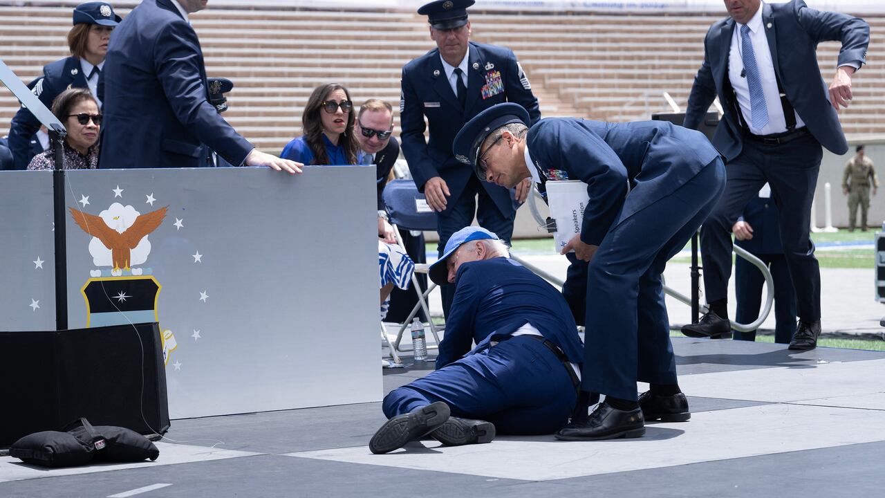 El presidente de los Estados Unidos, Joe Biden, recibe ayuda después de caer durante la ceremonia de graduación en la Academia de la Fuerza Aérea de los Estados Unidos.