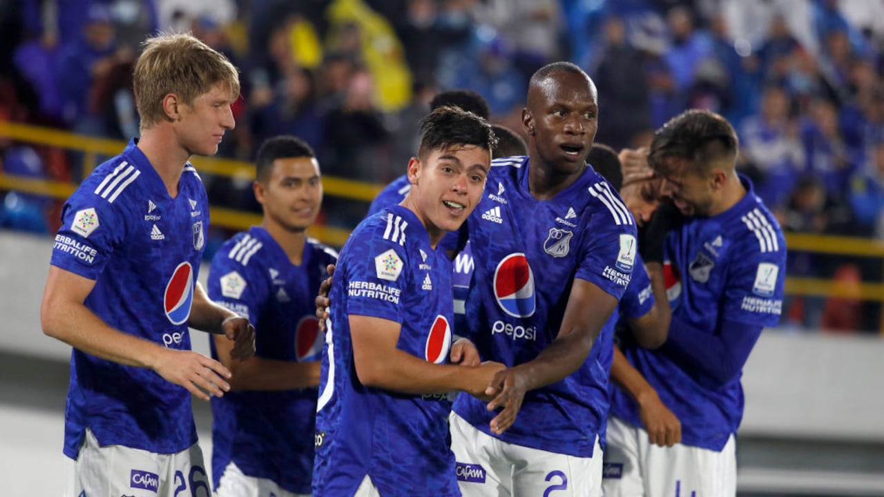 BOGOTA, COLOMBIA - FEBRUARY 16: Daniel Ruiz of Millonarios celebrates with teammates after scoring the first goal for his team during a match between Millonarios and Rionegro Aguilas as part of Liga BetPlay I-2022 at Estadio El Campin on February 16, 2022 in Bogota, Colombia. (Photo by VIEW press/Corbis via Getty Images)