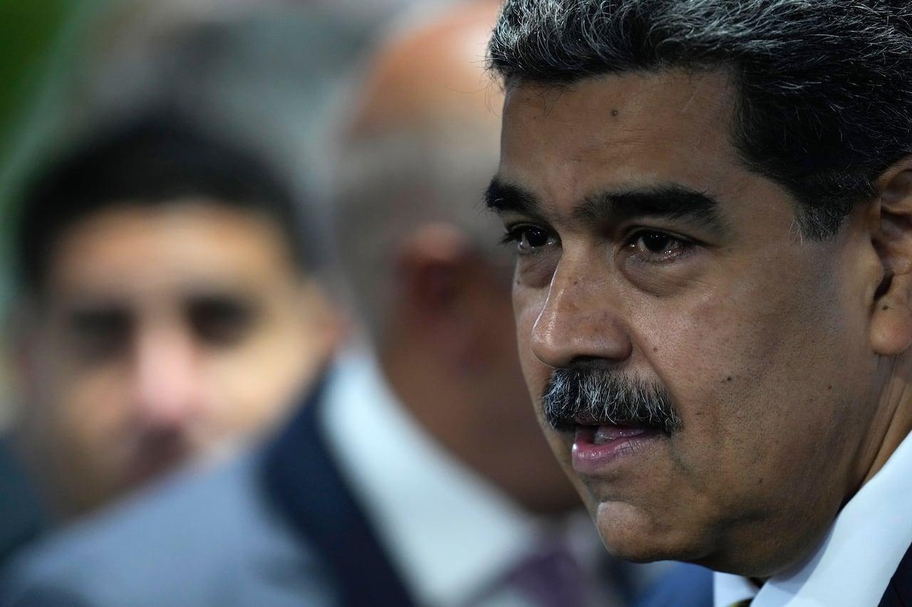 El presidente venezolano, Nicolás Maduro, asiste a la firma de un acuerdo para respetar los resultados de las próximas elecciones presidenciales, en la sede del Consejo Nacional Electoral en Caracas, Venezuela, el jueves 20 de junio de 2024.