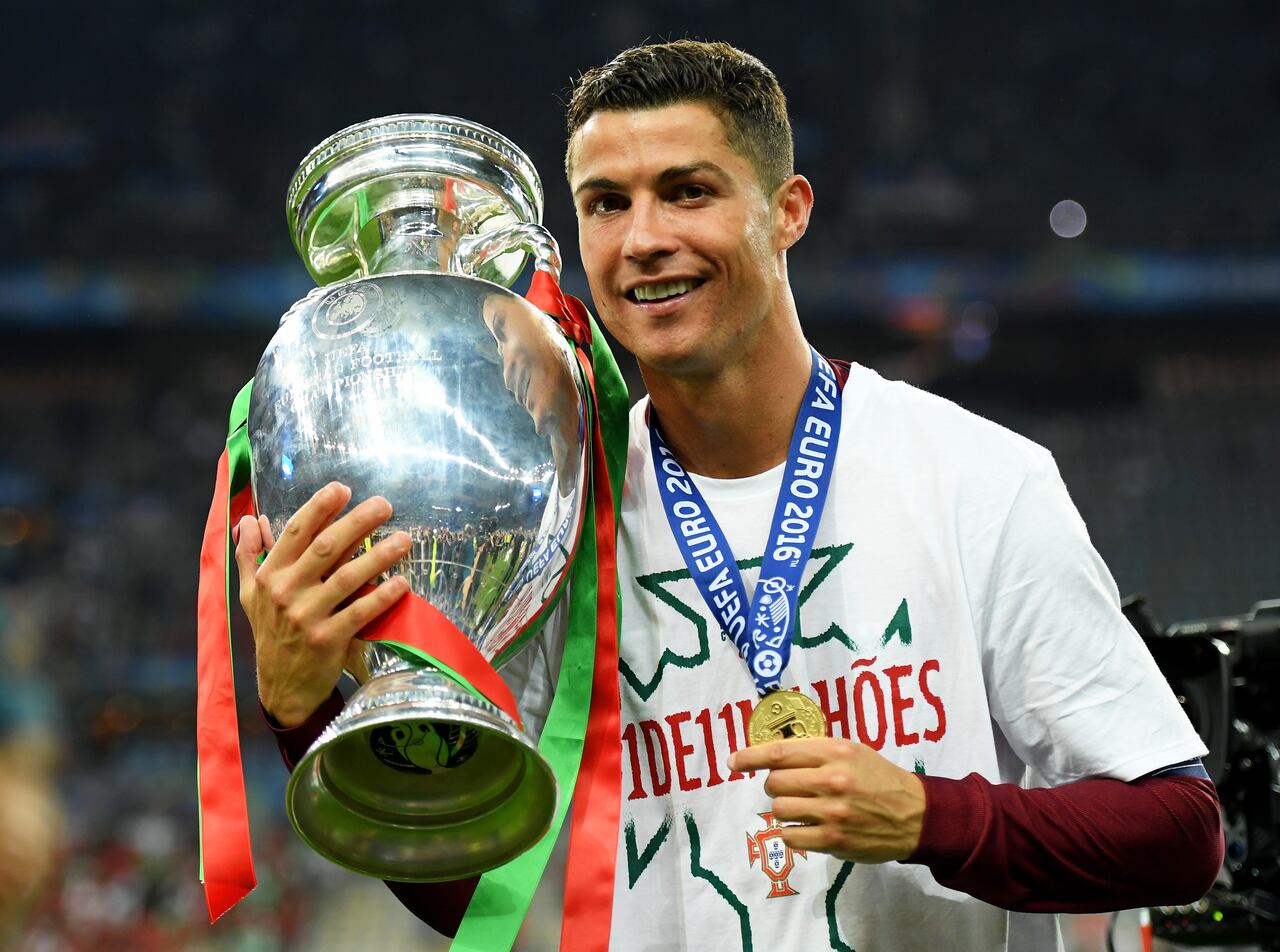 Cristiano Ronaldo alzando la Eurocopa de 2016.