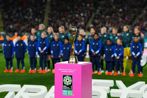 Trofeo oficial de la Copa del Mundo Femenina.