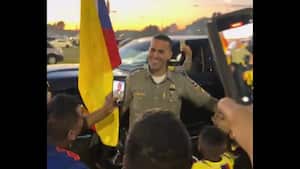 Policía de Estados Unidos celebra junto a los hinchas de la selección Colombia luego de haber ganado el partido contra Bolivia.