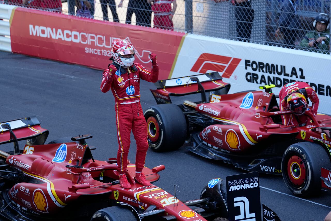 El piloto de Ferrari Charles Leclerc de Mónaco celebra después de ganar la carrera del Gran Premio de Mónaco de Fórmula Uno en el autódromo de Mónaco, en Mónaco, el domingo 26 de mayo de 2024. (Foto AP/Luca Bruno)