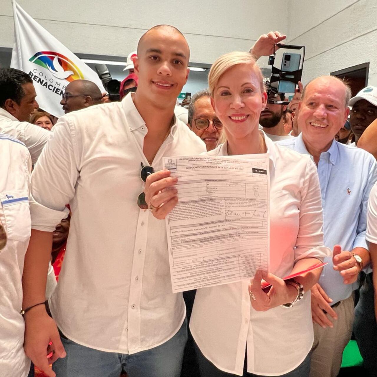 Junto a su hijo y varios deportistas vallecaucanos, Dilian Francisca Toro oficializó su candidatura a la Gobernación del Valle.
