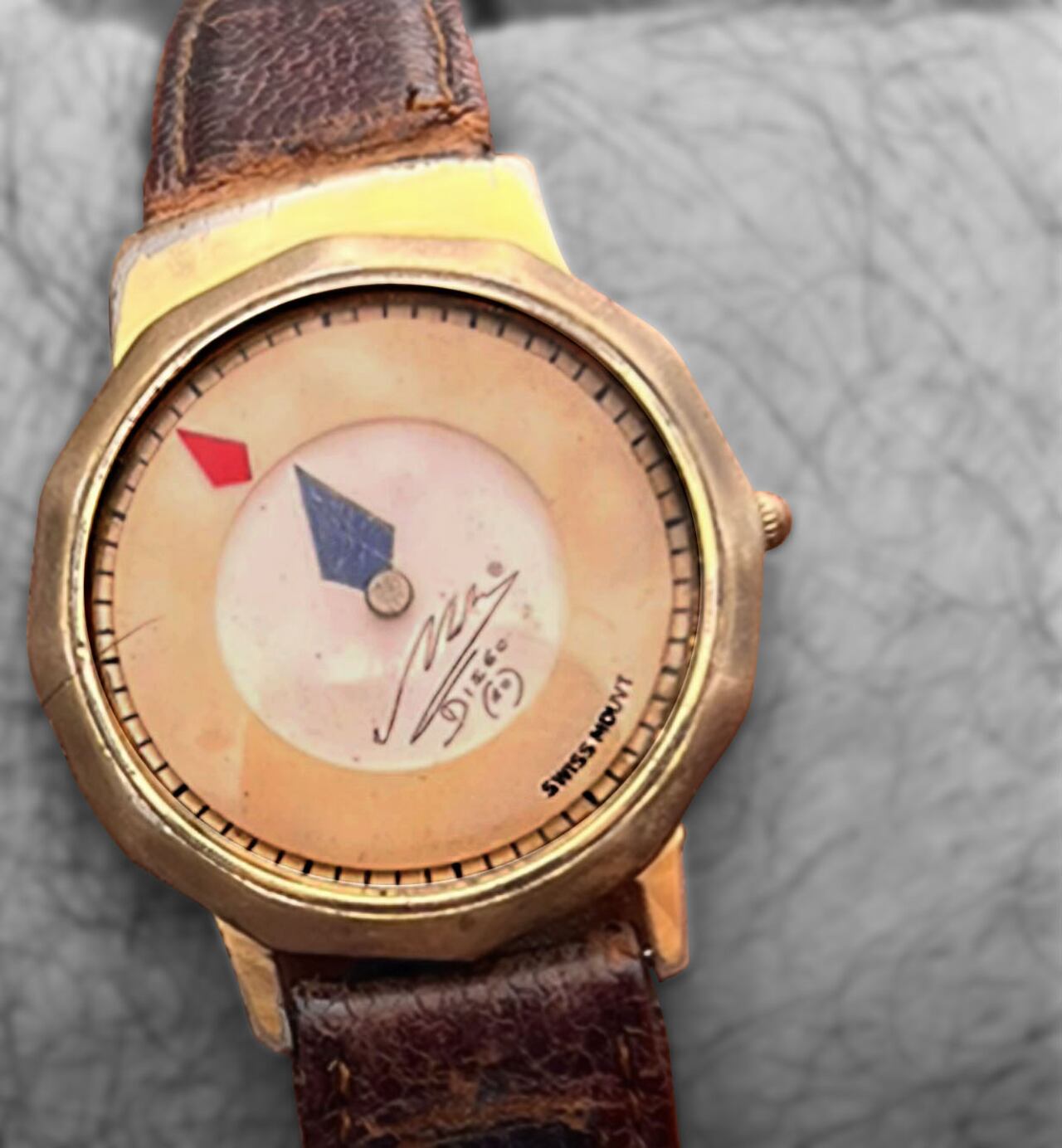 Reloj con la firma de Maradona.