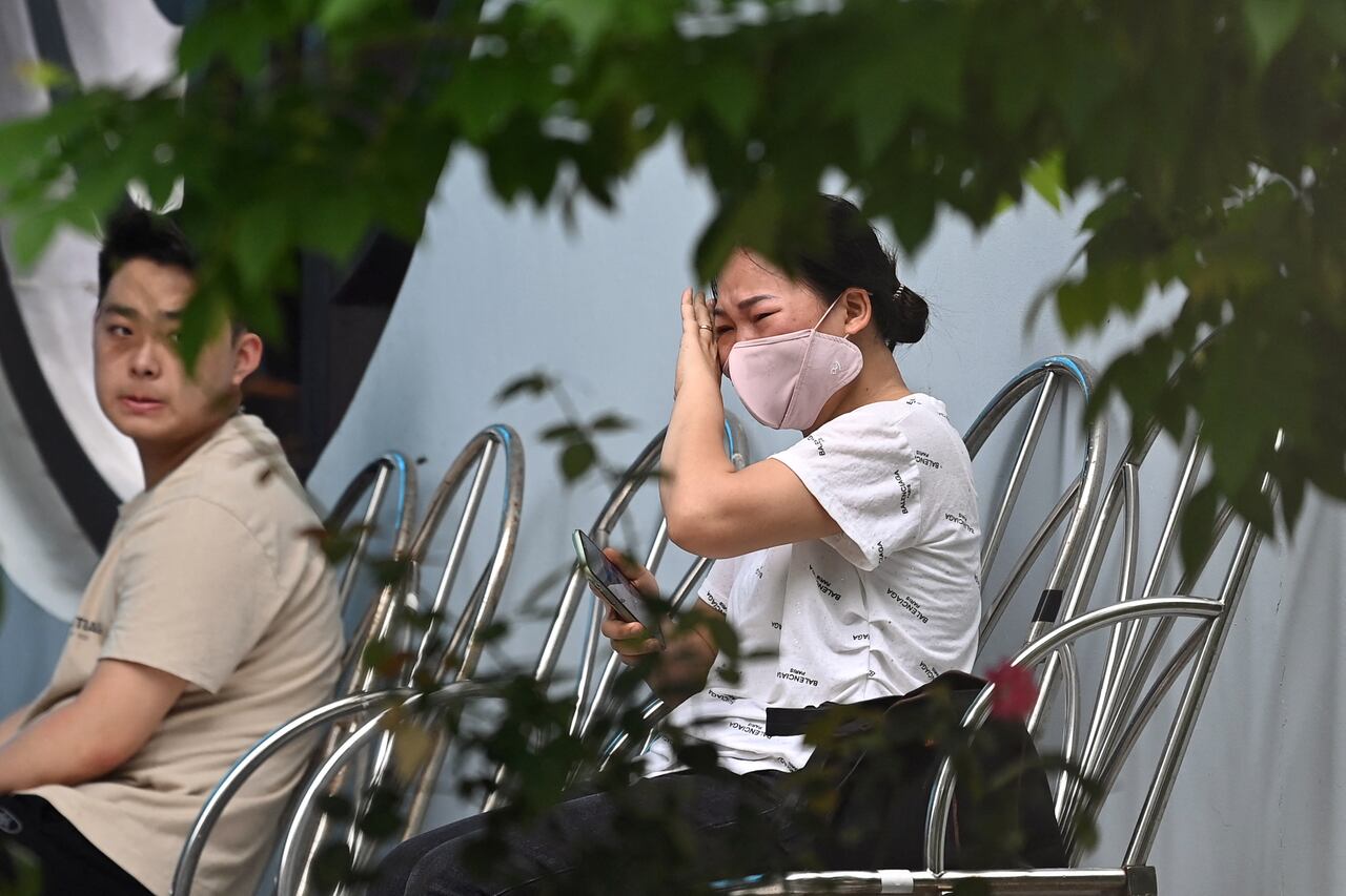 Un familiar de una víctima del incendio de un gran apartamento llora en un hospital de Hanoi el 24 de mayo de 2024.
