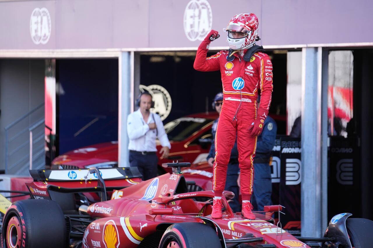 El piloto de Ferrari Charles Leclerc celebra tras conseguir la pole en la sesión de calificación del sábado 25 de mayo del 2024 antes del Gran Premio de Mónaco. (AP Foto/Luca Bruno)