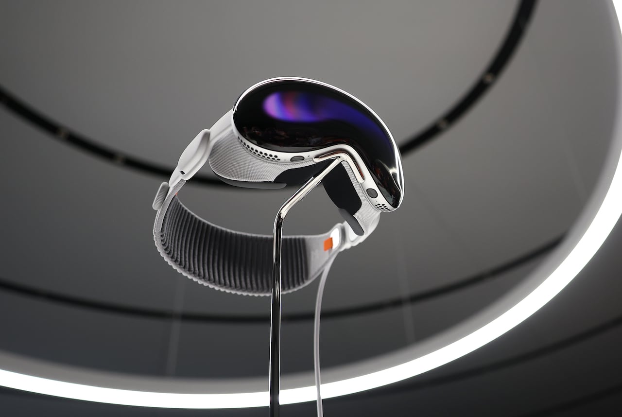 Los nuevos auriculares Apple Vision Pro se exhiben durante la Conferencia mundial de desarrolladores de Apple