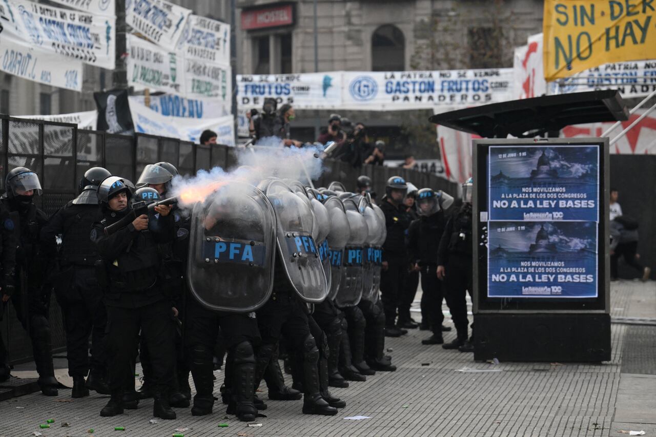 Los senadores argentinos están discutiendo un paquete de reformas clave para el presidente ultraderechista Javier Milei, en una sesión marcada por huelgas y manifestaciones frente al Congreso.