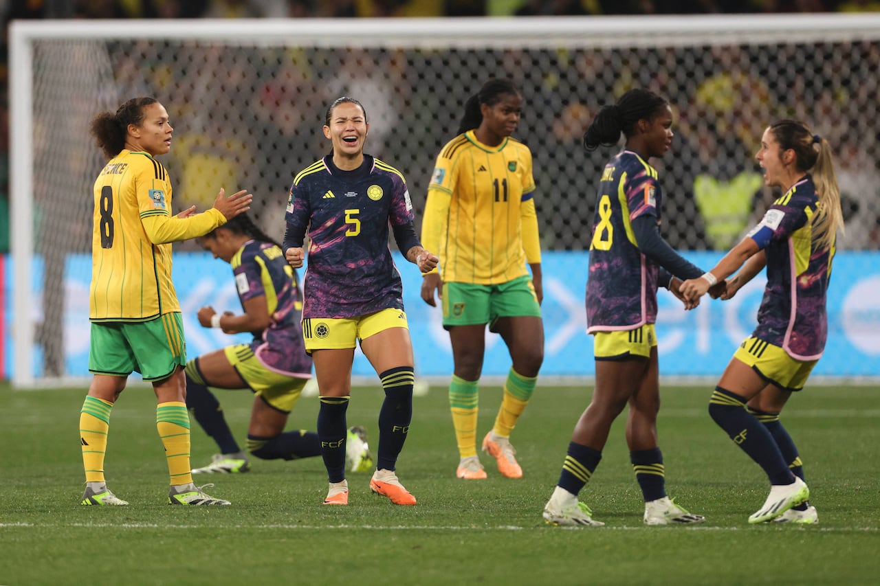 Las jugadoras de Colombia celebran al final del partido de fútbol de octavos de final de la Copa Mundial Femenina entre Jamaica y Colombia en Melbourne, Australia, el martes 8 de agosto de 2023. (Foto AP/Hamish Blair)
