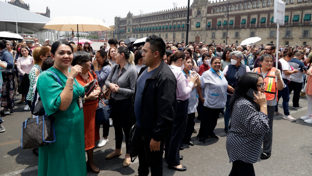 El gobierno de la Ciudad de México informó que un "error humano" activó la alerta sísmica en algunos puntos de la ciudad y provocó desalojos. En la imagen, personas desalojadas en el Zócalo de la Ciudad de México.